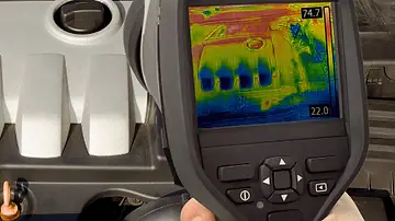 Câmera termográfica mostrando o calor do motor de um carro