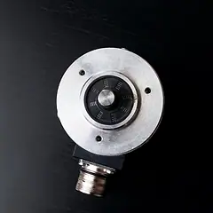 Encoder rotativo sobre fundo escuro