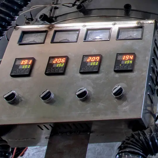 Painel com quatro controladores de temperatura de visor digital